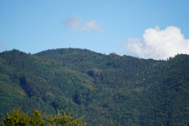 Dağ ve mavi gökyüzü olan güzel bir manzara.