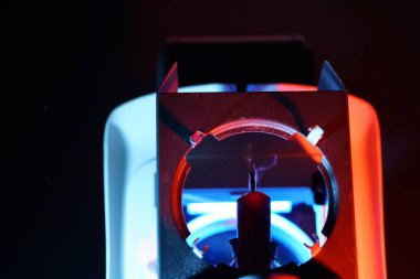 Kırmızı ve siyah bir gaz ocağını kapat