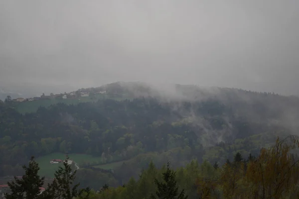 Bellissimo Paesaggio Con Montagne Nebbia Tempo Nuvoloso — Foto Stock
