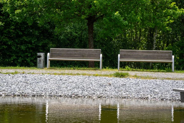 公園内の木製のベンチ — ストック写真