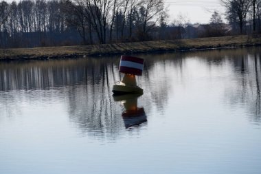 Bir adam gölü su yansımasıyla temizliyor. Yeni bir hayat konsepti.