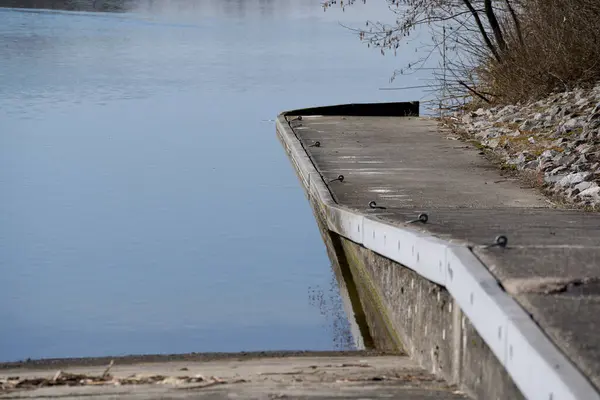 Holzsteg Ufer Des Flusses — Stockfoto