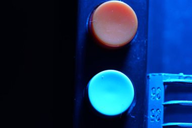 Bir bardak suya yaklaş.