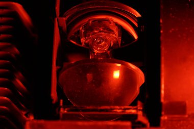 Bir cam lambayı kapat.