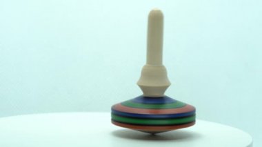 Tahta dönen top hareket halinde totem dönüyor