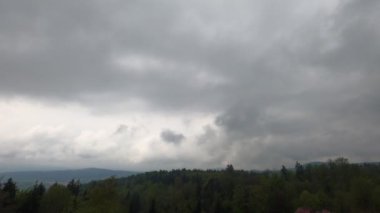 Dağlarda ve tarlalarda bulutlar ve gökyüzü