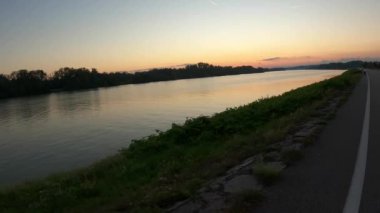 Gölün üzerinde güzel bir gün batımı