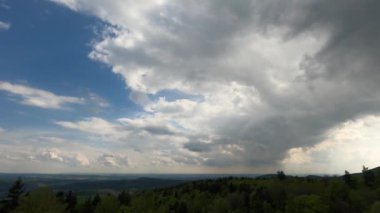 Dağlarda ve tarlalarda bulutlar ve gökyüzü