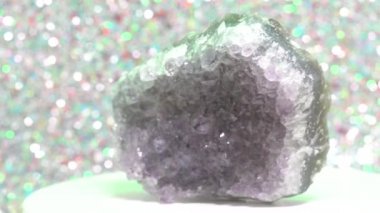 Yarı değerli taş daireler çiziyor.