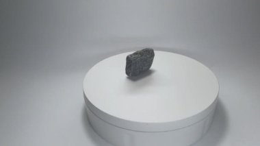 Yarı değerli taş daireler çiziyor.