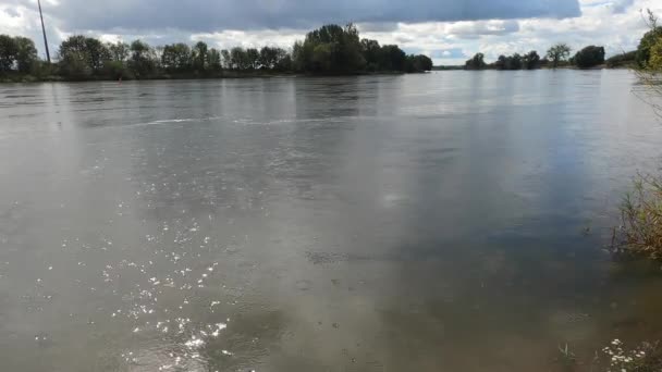 Danube Folyó Tiszta Vízzel Nyugodt Tájon — Stock videók