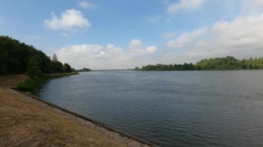 Tuna nehri sakin bir arazide temiz suyla