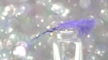 Bir kuşun tüyü bokeh arkaplan önünde döner