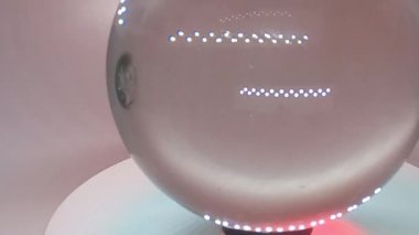 Bir bardak suya yaklaş.