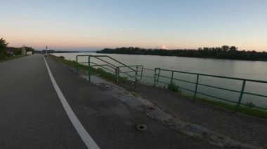 Tuna nehri sakin bir arazide temiz suyla