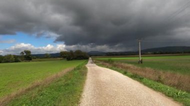Dağlarda ve tarlalarda bulutlar ve gökyüzü