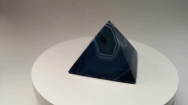 Beyaz arkaplanı olan bir plakayı kapat