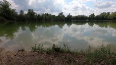 Güneşli bir günde Bavyera 'daki Tuna Nehri' nin güzel bir görüntüsü.