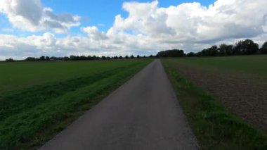 Dağlarda ve tarlalarda kara bulutlar ve gökyüzü