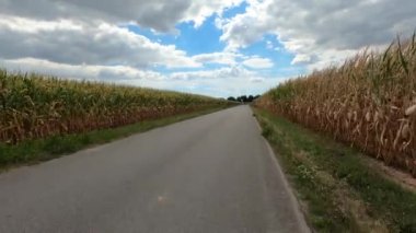 Dağlarda ve tarlalarda kara bulutlar ve gökyüzü