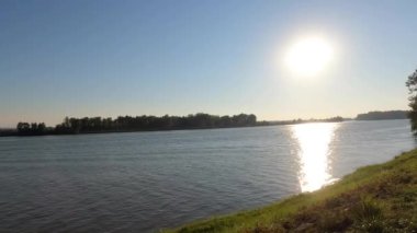 Güneşli bir günde Bavyera 'daki Tuna Nehri' nin güzel bir görüntüsü.