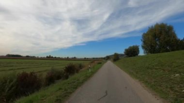 Kırsal kesimde bir yolda araba kullanmak.