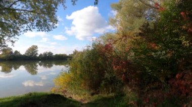 Güneşli bir günde Bavyera 'daki Tuna Nehri' nin güzel bir görüntüsü.