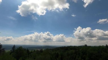 Dağlarda ve tarlalarda bulutlar ve gökyüzü