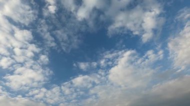 Dağlarda ve tarlalarda bulutlar ve gökyüzü