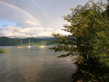 Güzel göl manzarası