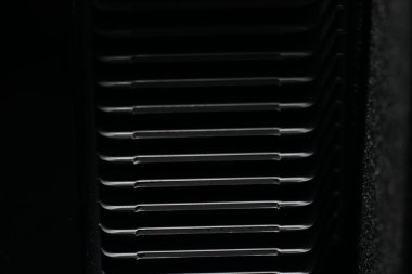 Siyah beyaz bir arabanın fotoğrafını çek.