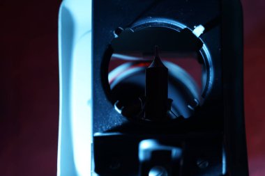 Modern elektrikli ısıtıcının kapağını kapatın.