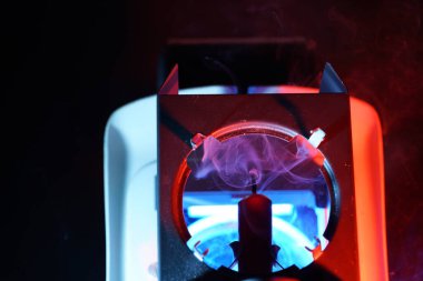 Siyah arka planda kırmızı ateş lambası