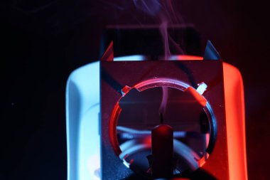 Siyah arkaplanda yangın alevi