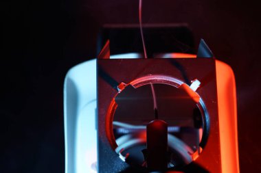 Siyah arka planda kırmızı yangın musluğu