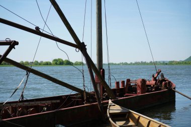 Göldeki eski ahşap tekne