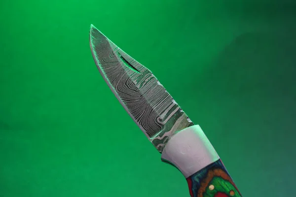 Grünes Messer Auf Schwarzem Hintergrund — Stockfoto