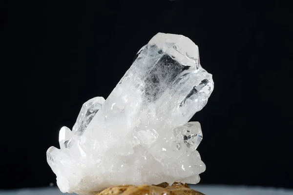 Cuarzo Con Cristales Minerales Fotografiados Estudio Sobre Fondo Negro — Foto de Stock