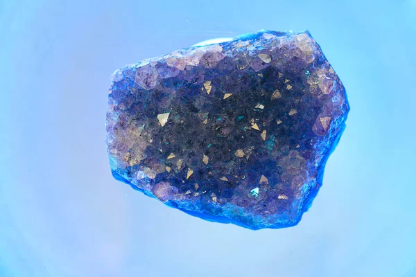 Quarz Mit Mineralkristallen Atelier Vor Schwarzem Hintergrund Fotografiert — Stockfoto