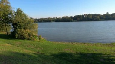 Tuna Nehri ve eski suları Regensburg yakınlarındaki Bavyera 'da fotoğraflanmıştır.