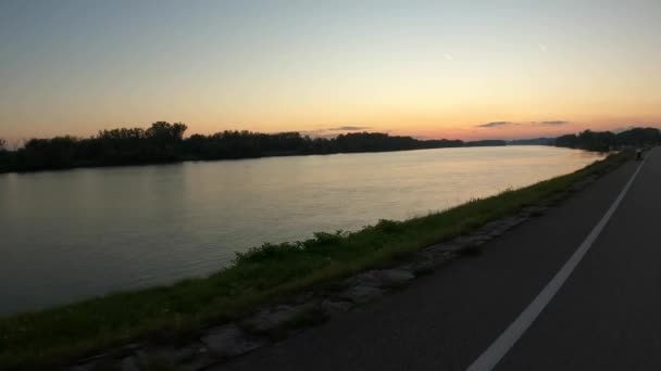 多瑙河及其老水在雷根斯堡附近的巴伐利亚被拍照 — 图库视频影像