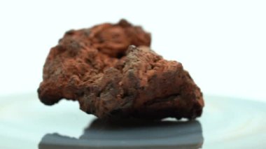 Gri bir yüzeyde turuncu bir lav taşına yakın çekim