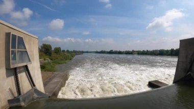 Şehirdeki güzel bir nehir manzarası.