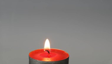 Duman ve alevlerle mumlar stüdyoda flaşlardan önce renkli folyolarla fotoğraflandı.