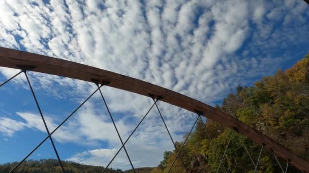 Ponte Com Arco Aço Nuvens Cirrocumulus — Vídeo de Stock