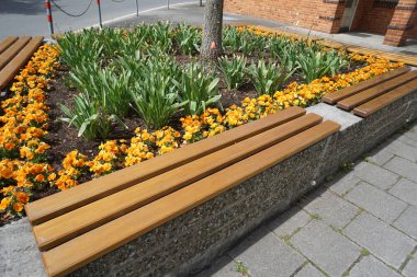 Dinlenmek için yemyeşil ve dinlenmek için banklara park edin.