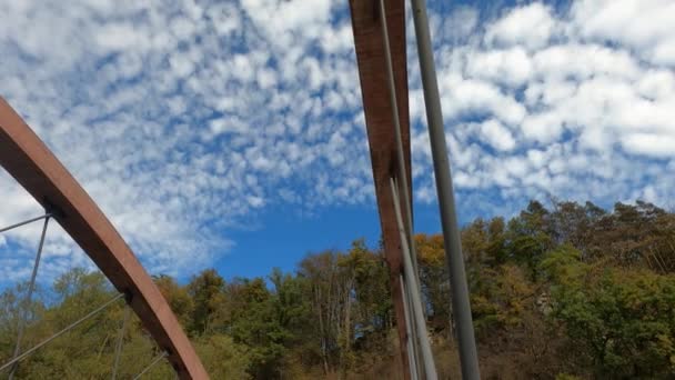鋼製アーチと円形の雲との橋 — ストック動画