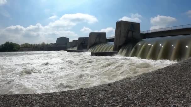 川の水ダムは — ストック動画