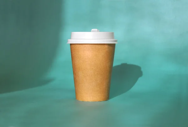青い背景にコーヒーを一杯 — ストック写真