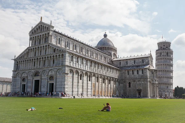 Katedralen och lutande tornet i pisa — Stockfoto